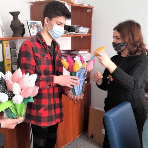 ręcznie wykonane tulipany przez młodzież z OHP Wasilków