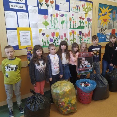 Dzieci ze Szkoły Filialnej w Sochoniach pomagają Nikosiowi