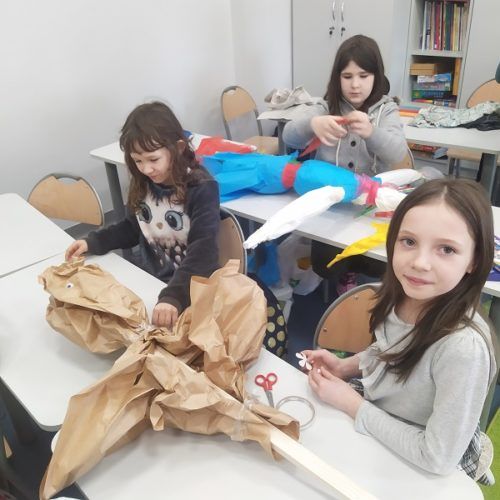 Dzieci ze Szkoły Filialnej w Sochoniach przygotowują Marzannę na pożegnanie zimy
