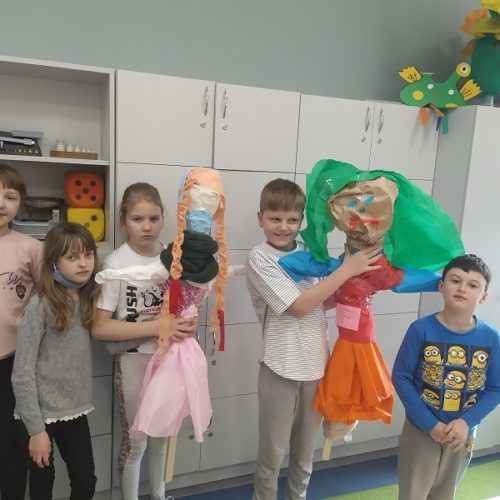 Dzieci ze Szkoły Filialnej w Sochoniach przygotowują Marzannę na pożegnanie zimy